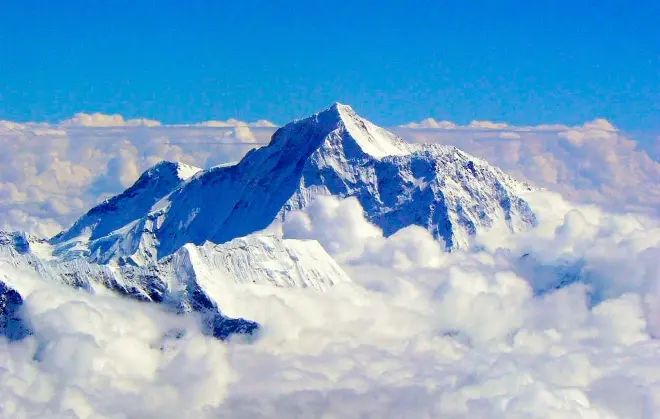 Vista complementaria del volcán Chimborazo mostrando su ecosistema de páramo